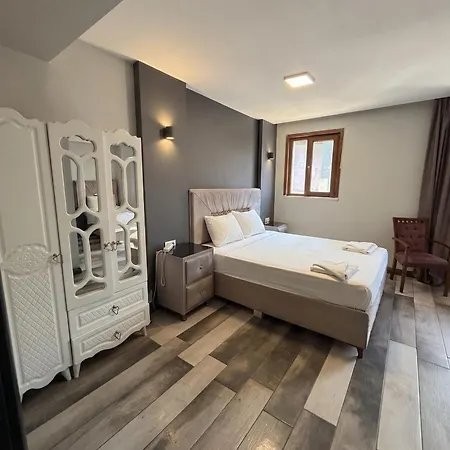 Guler Palace & Roof Bar מלון 3*