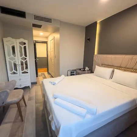 Guler Palace & Roof Bar 3*